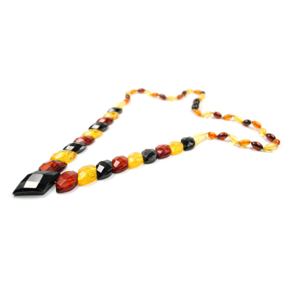 amber-necklace-faceted-romb-main-2.jpg
