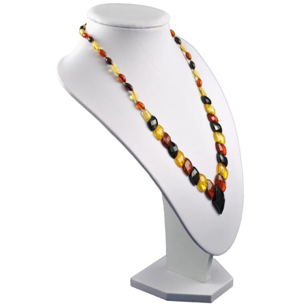 amber-necklace-faceted-romb-right-e1525956965949.jpg
