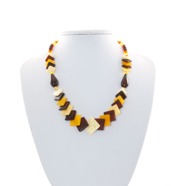 amber-necklace-square-round-composition-wear.jpg