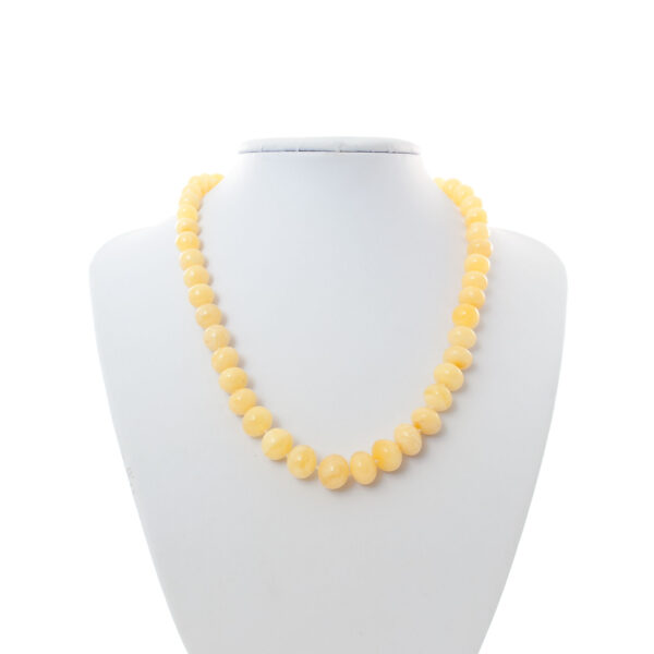 amber-necklace-yellow-buttons-front amber-necklace-yellow-buttons-front